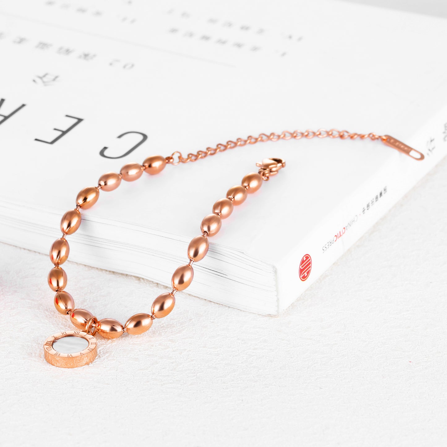 Fashion Titanium Steel Roman Numerals Plated Rose Gold Bracelet Black and White Two-sided Ladies Bracelet